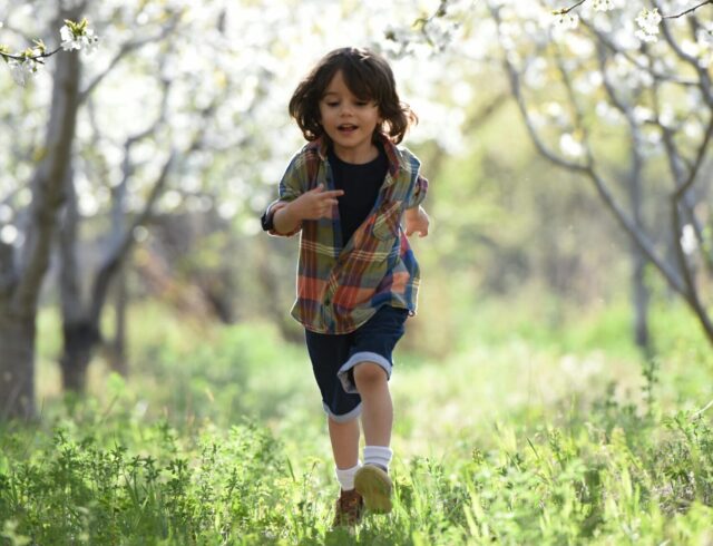 Chiropraktik für Kinder kann Ihrem Kind dabei helfen den natürlichen Bewegungsdrang zu fördern und die körperliche Entwicklung zu fördern.